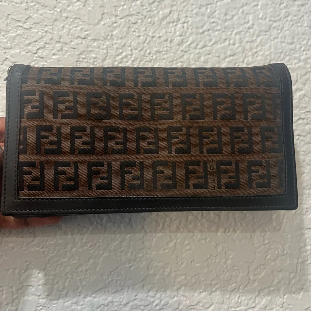 Sold ‼️‼️‼️‼️
Authentic vintage Fendi continental wallet! - Picture 2 of 13